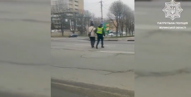 Луцькі патрульні допомогли незрячому чоловіку перейти дорогу (відео)