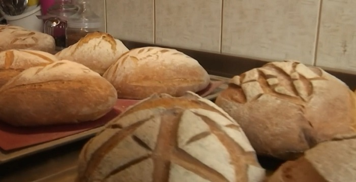 Хліб на фронт: луцькі школярки влаштували пекарню на домашній кухні (відео)