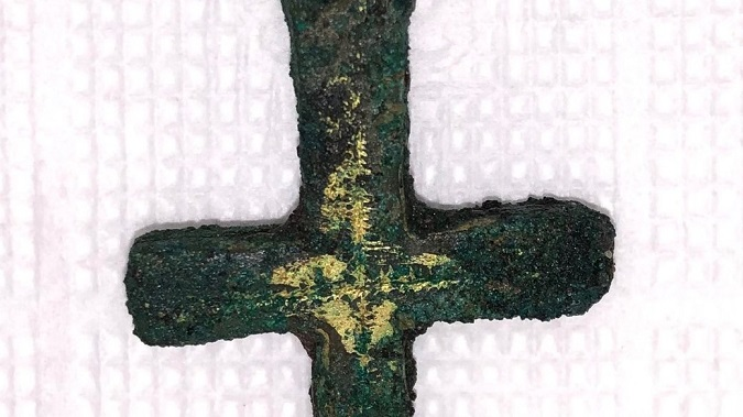 Могли зберігатись мощі: на Волині археологи знайшли позолочений хрест-енколпіон (фото)