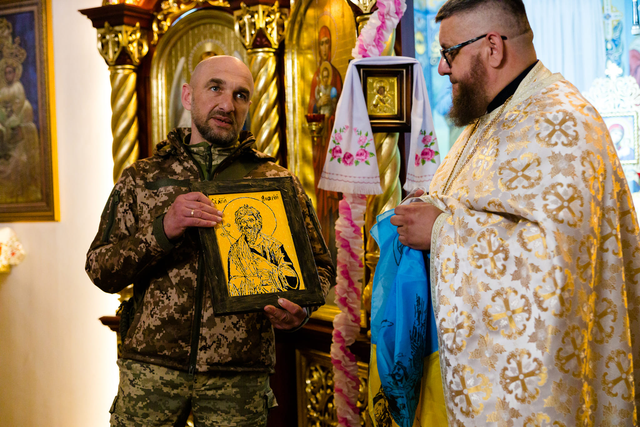 У Гаразджі захисник подарував священнику ікону, яку писав на передовій (фото)