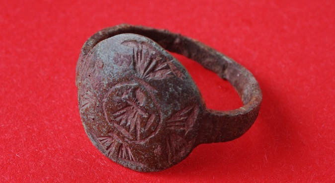 Носили впливові шляхтичі: на Волині знайшли перстень-печатку XIII століття (фото)