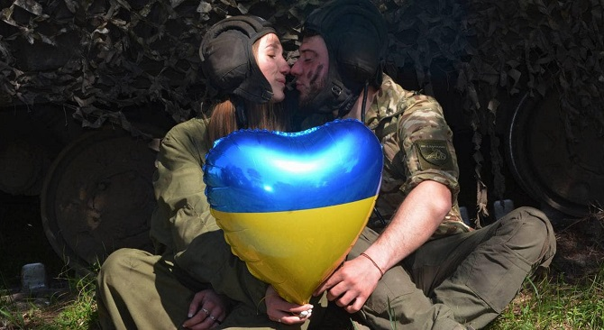 «Руки трусилися та плуталися слова»: танкіст романтично освідчився своїй коханій у її день народження (фото)