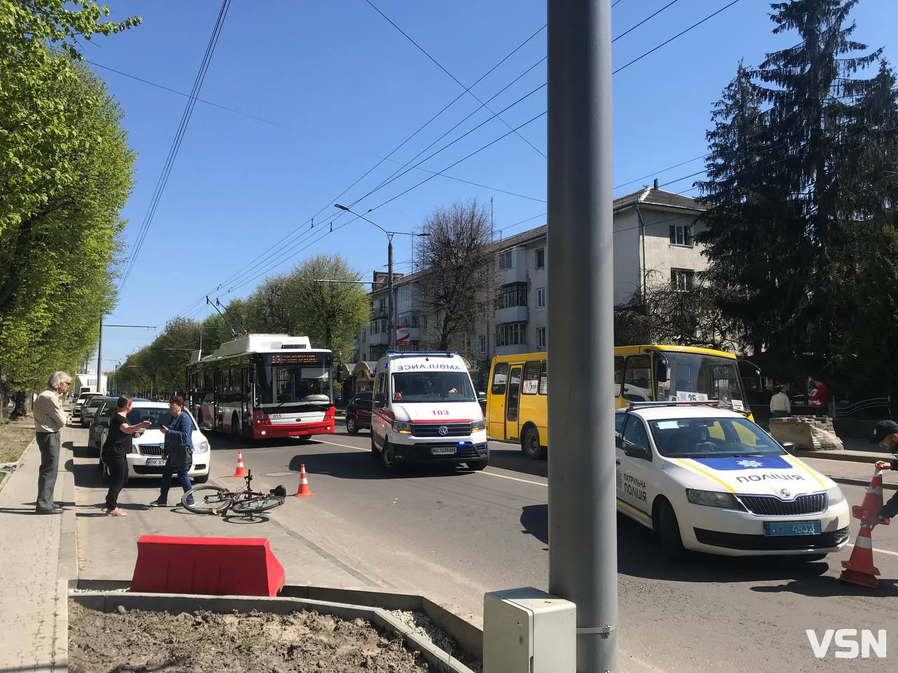 Через сигнал тролейбуса: в Луцьку велосипедист «влетів» у припарковане авто (фото)