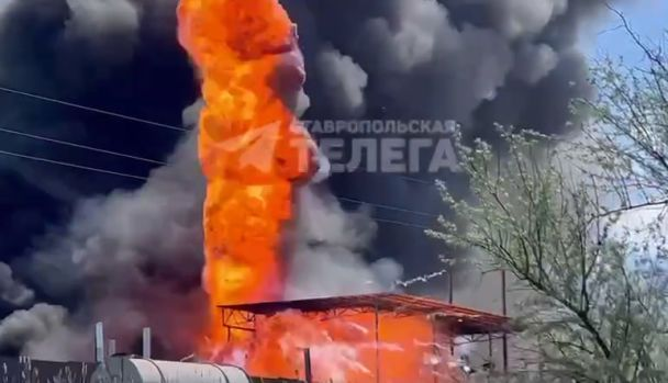 Величезні масштаби: на російському заводі – пожежа