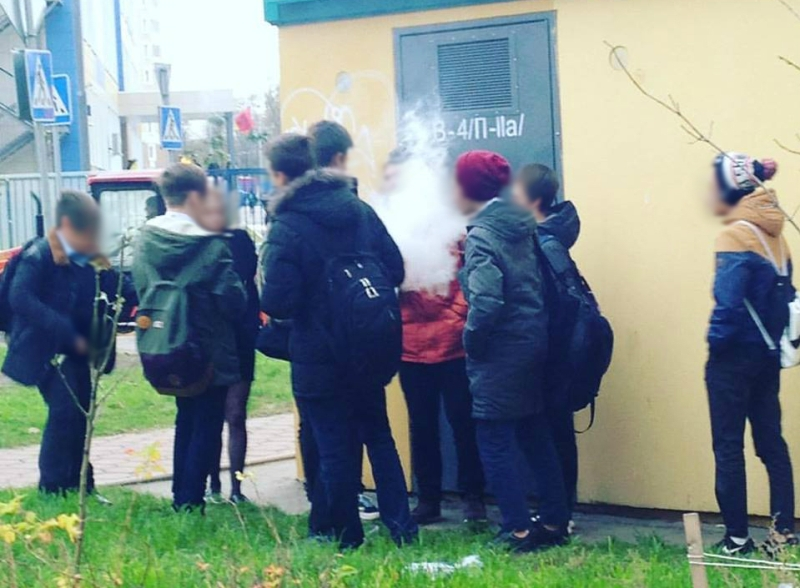 На перерві  – на перекур: у Луцьку школярі «підсіли» на електронні сигарети (відео)