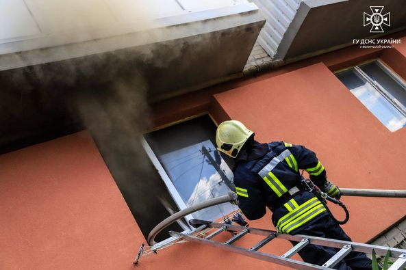 Вогнем пошкоджені підлога, стіни та вікно: у Луцьку горіла квартира (фото)