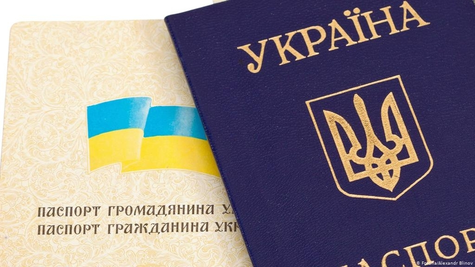 В Україні з паспортів-книжечок хочуть забрати російську мову
