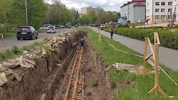 Були часті пориви: в одному з районів Луцька ремонтують тепломережу (фото, відео)