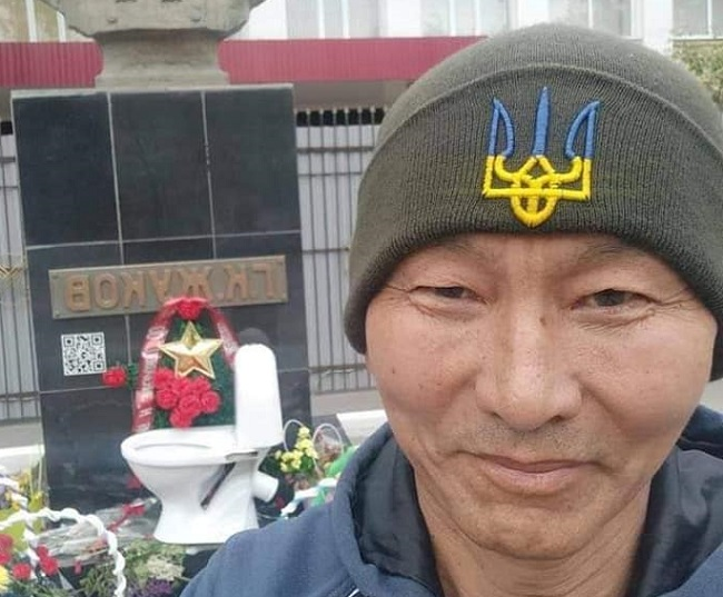 Унітаз для маршала Жукова: у Казахстані активіст оригінально привітав з «Дньом побєди»