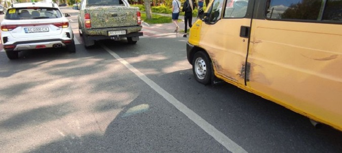 Винуватиця втекла:у Луцьку перед переходом зіткнулися три авто (фото)