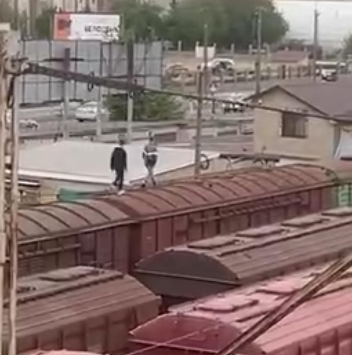 Небезпечні розваги: у Луцьку діти «гуляють» дахами поїздів (відео)