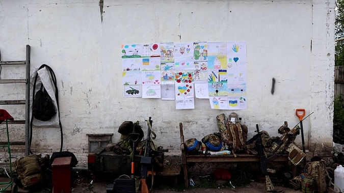 Воїни 100-ї окремої бригади ТрО прикрасили позиції на Сході  дитячими малюнками (фото, відео)