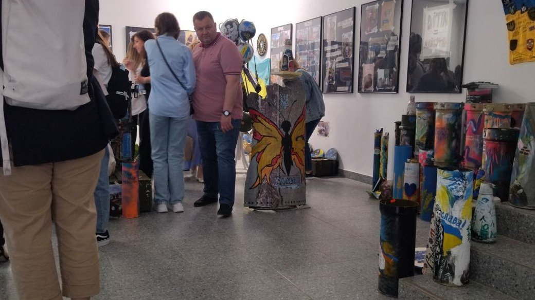 В Луцьку відкрили виставку розмальованих уламків зброї та амуніції (фото)