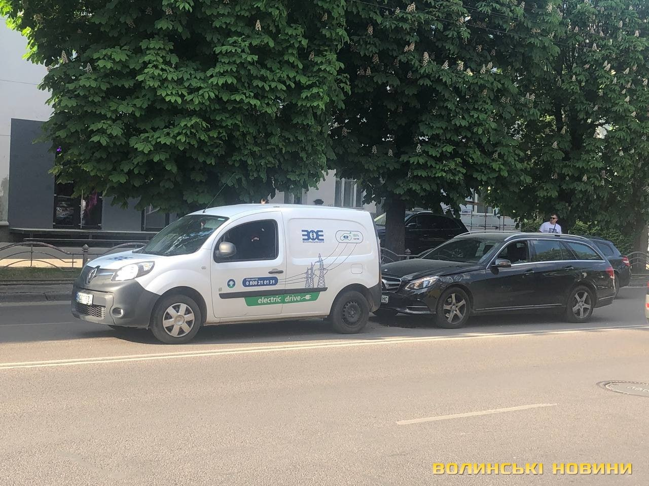 У Луцьку водій «мерса» врізався в авто «Волиньобленерго» (фото)