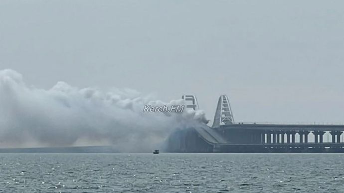 Над Кримським мостом – дим: рух перекритий