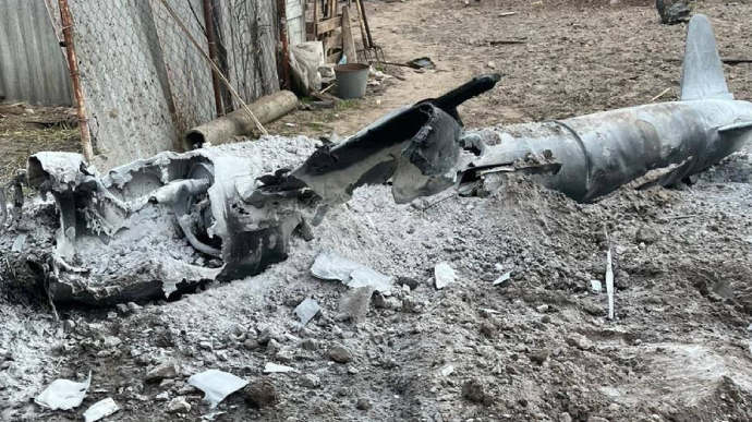 Ворог знову атакував Київ – уламки ракет пошкодили дах ТРЦ та будинок