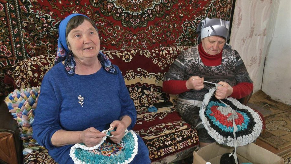 На Волині бабусі-волонтерки плетуть килимки для військових (відео)