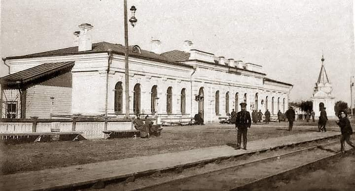 Яким був залізничний вокзал у Володимирі століття тому (фото)