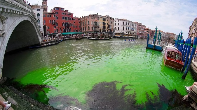 У Венеції в Гранд-каналі вода забарвилася в зелений колір