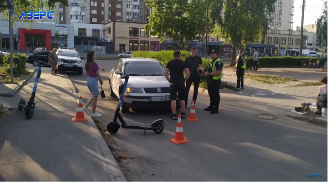 У Луцьку Volkswagen збив підлітків, які вдвох їхали на самокаті (відео)