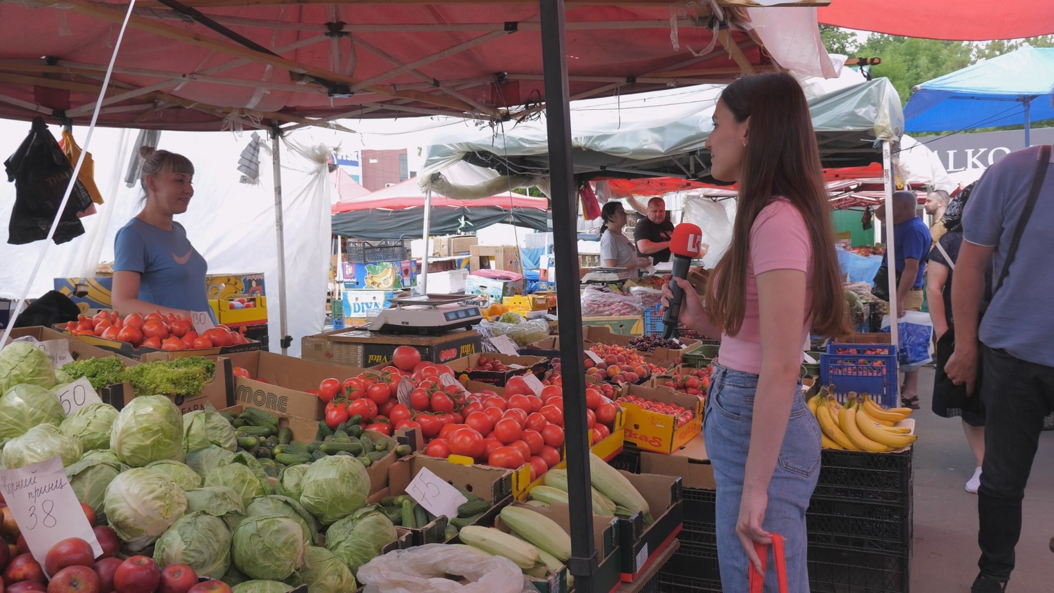 Скільки коштує молода капуста та черешня на ринку у Луцьку(відео)