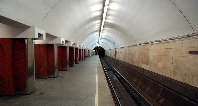У Києві в метро дівчина потрапила під потяг