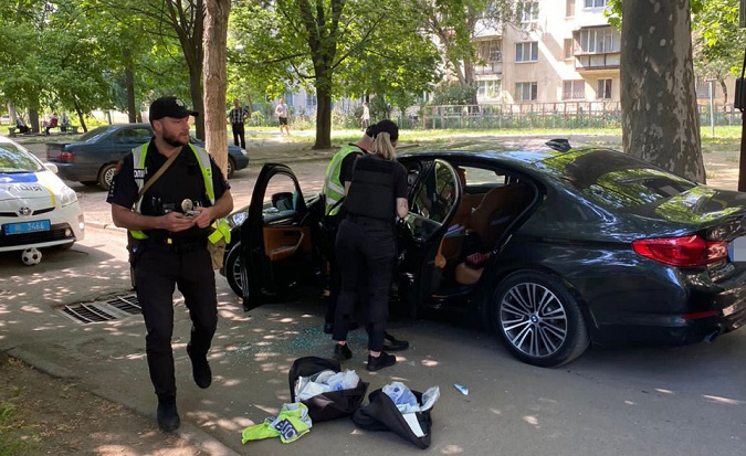 В Одесі чоловік через ревнощі застрелив дружину та її коханця в машині (фото) оновлено