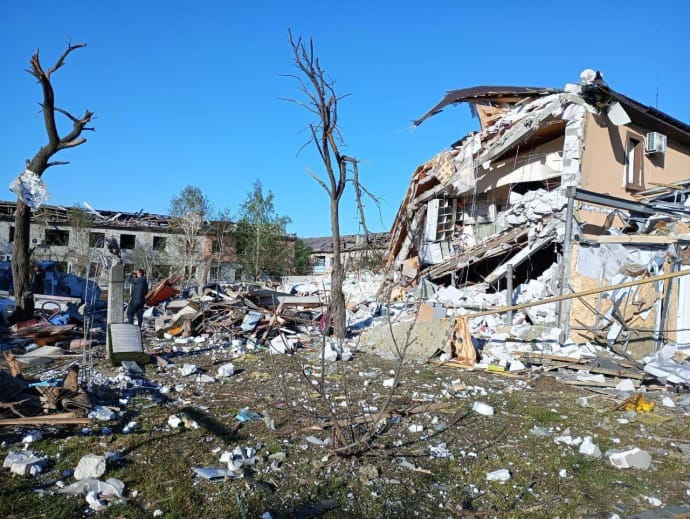 Удар по передмістю Дніпра: з-під завалів дістали тіло дворічної дитини (фото)
