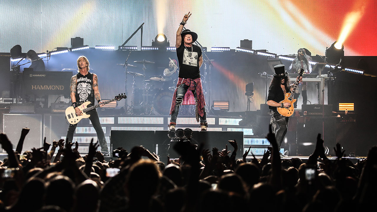 Легендарний гурт Guns N' Roses концерт в ОАЕ розпочав з підтримки України (відео)