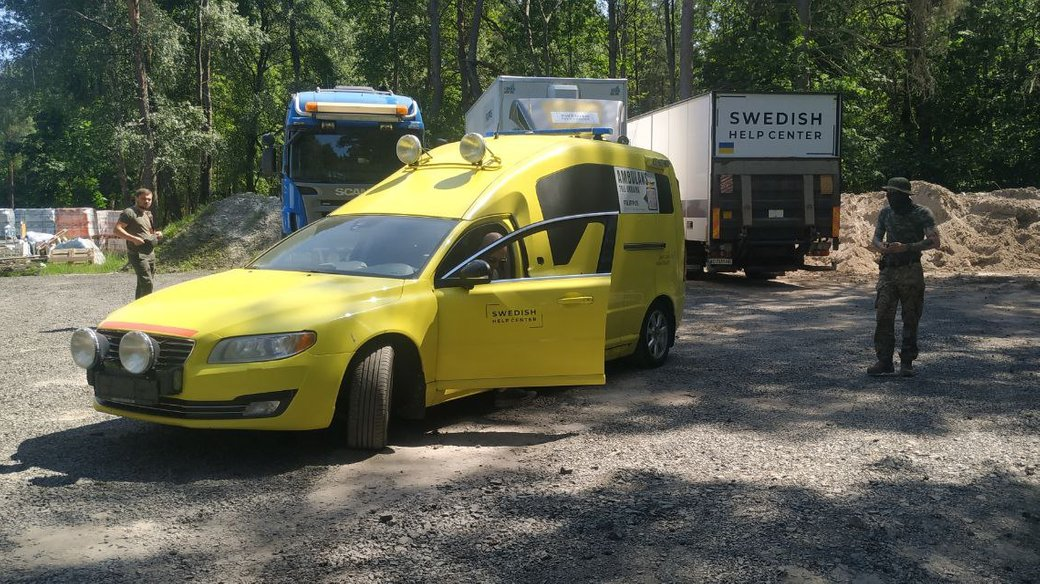 Реанімобіль та позашляховик: шведські благодійники передали допомогу волинським військовим (фото, відео)