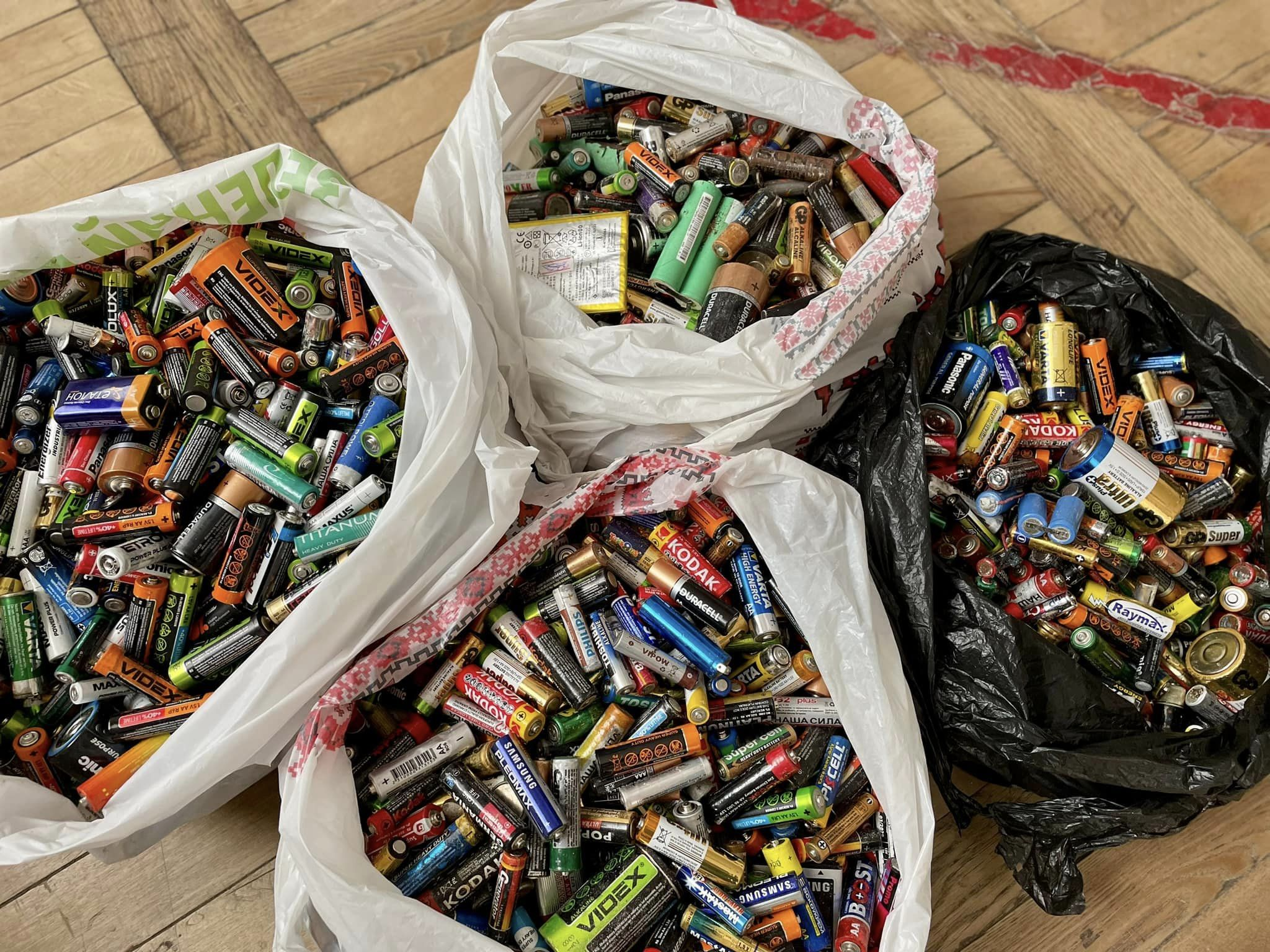 Екологічна акція: у Нововолинську за день зібрали 250 кілограмів батарейок (фото)