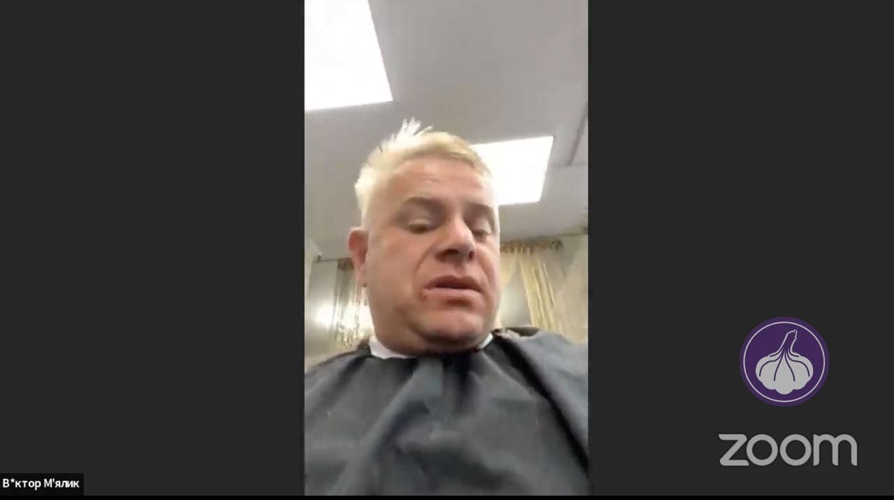 Депутат з Рівненщини підключився до засідання з крісла перукарні