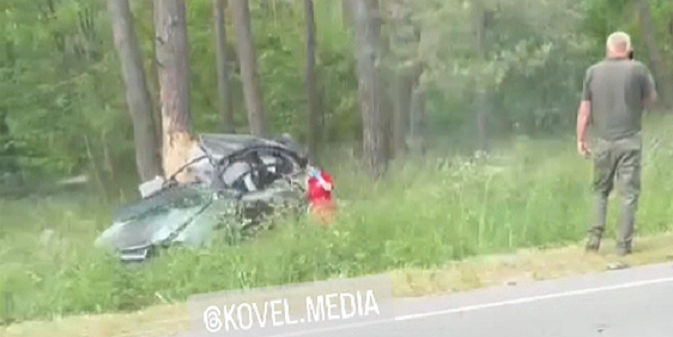 Авто врізалось у дерево: на Волині у ДТП загинув 20-річний водій (фото)