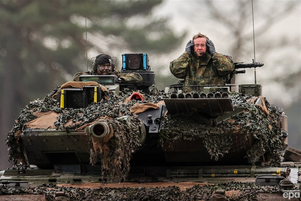 На фото – Борис Пісторіус у танку Leopard 2A6