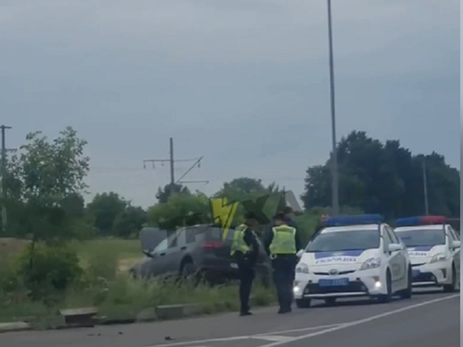 Авто вилетіло у кювет: у Луцьку зіткнулися Volkswagen та BMW (відео)