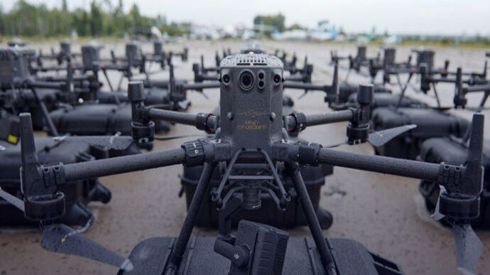 Зеленський підписав закони про скасування податків на ввезення комплектуючих для дронів