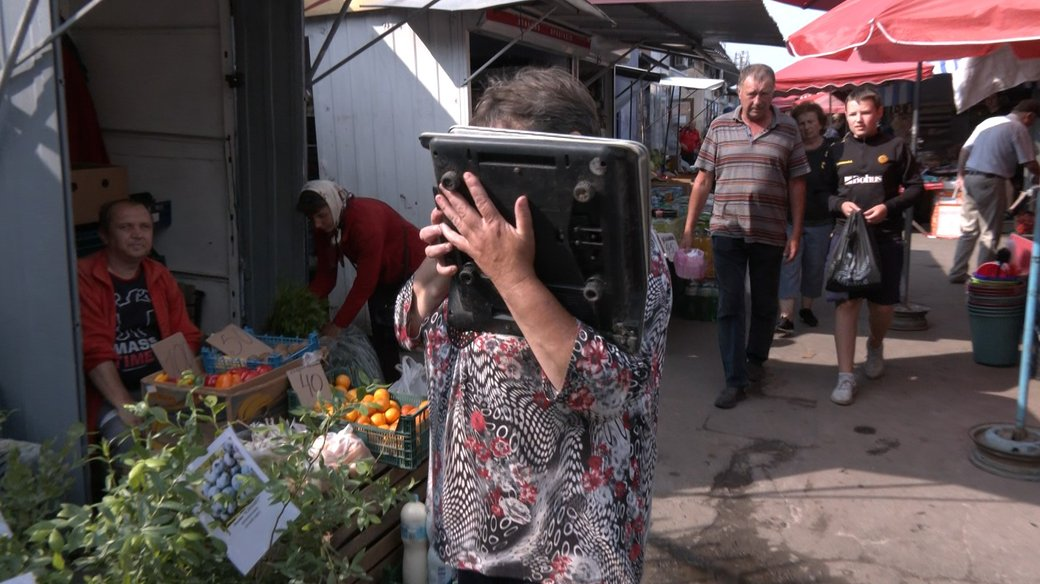 У Луцьку карають продавців, які торгують продуктами за межами ринків (фото, відео)