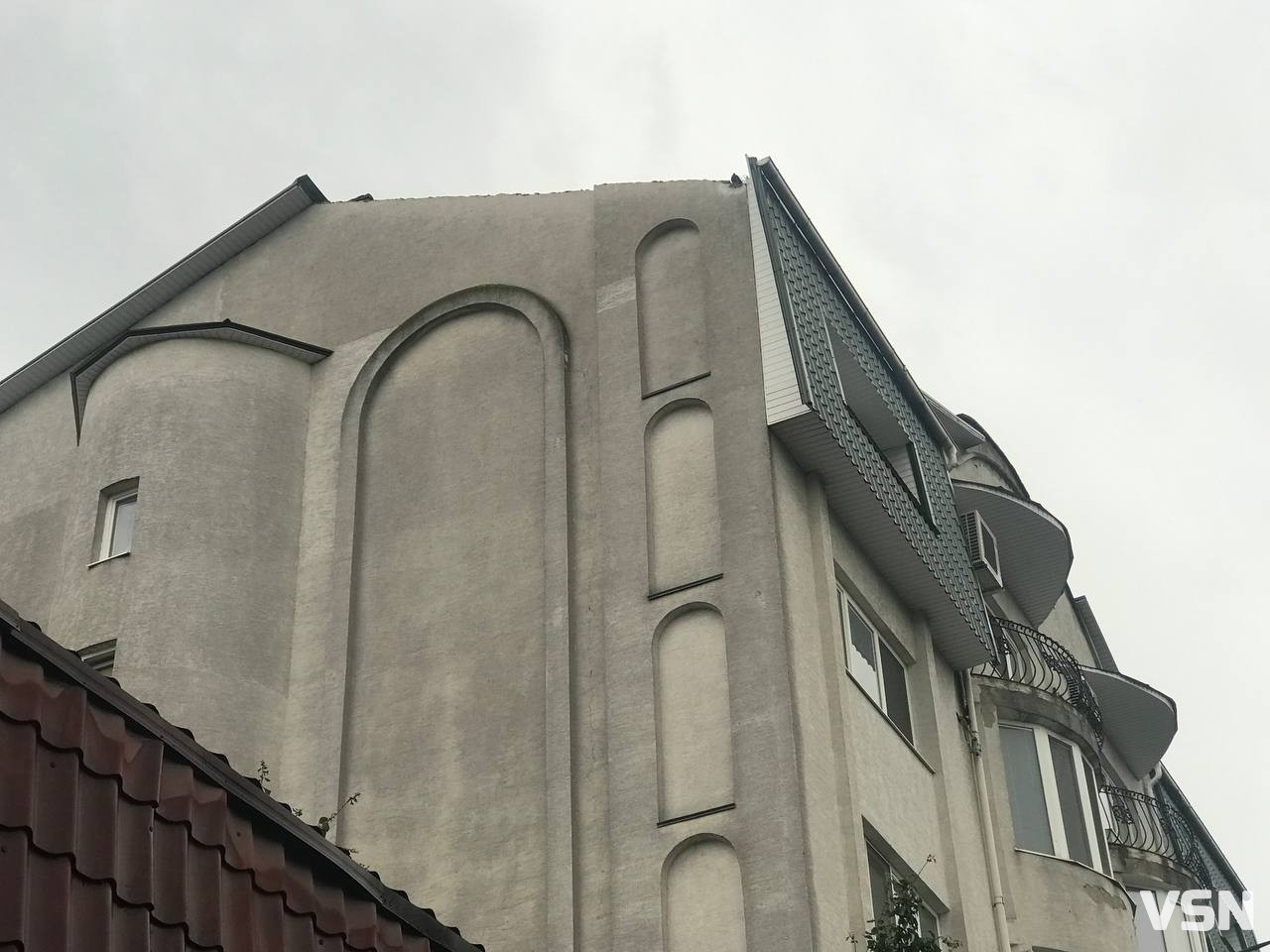 Зірвало дах: у центрі Луцька буря наробила біди (фото, відео)