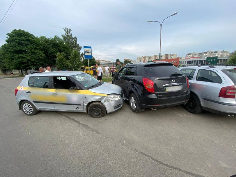 У Луцьку п'яний охоронець викрав авто та в'їхав у три припарковані автівки (фото)