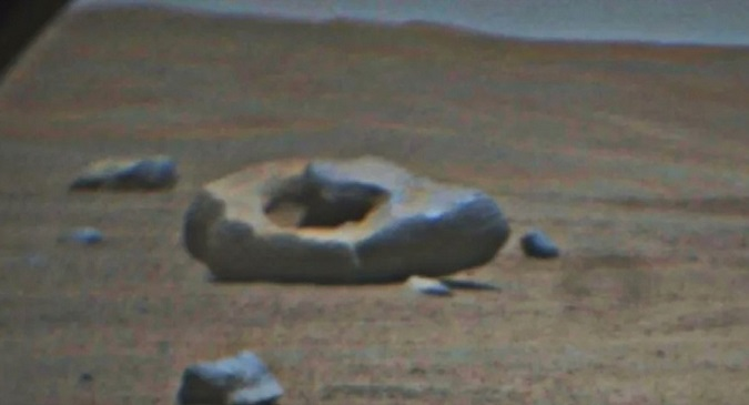 Схожий на пончик: марсохід знайшов цікавий метеорит (фото)