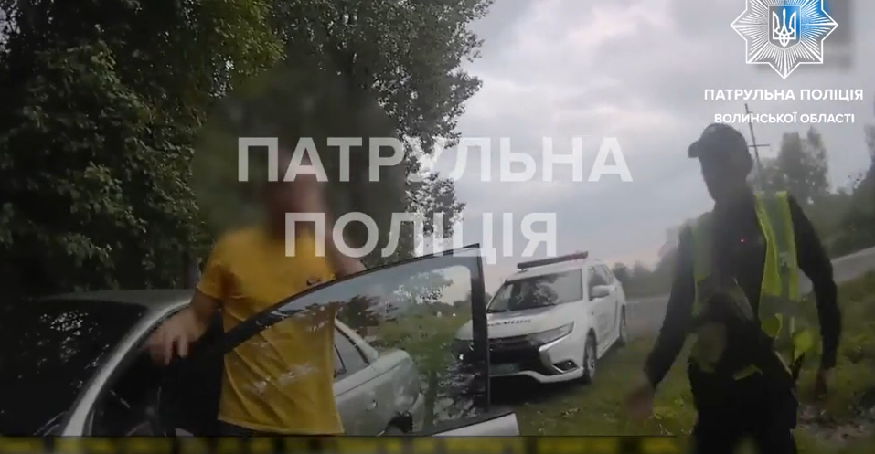 На трасі Ковель-Ягодин водій протаранив огорожу, а потім втікав від патрульних (відео)