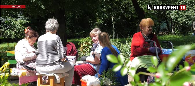 Співають та лущать горіхи біля під'їзду: чотири пенсіонерки з Луцька допомагають ЗСУ (фото)