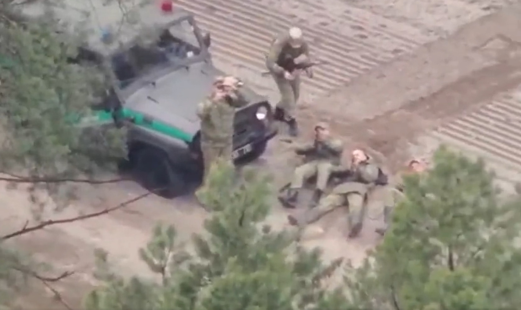 Українські військові скидали з дрона картоплю на білоруських прикордонників (відео)