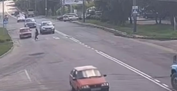 У Луцьку водій «жигулів» збив жінку на переході (відео)