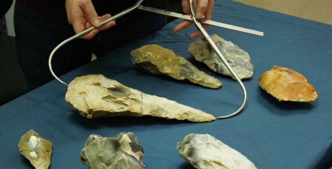 У Британії знайшли гігантські камʼяні сокири, яким близько 300 тисяч років