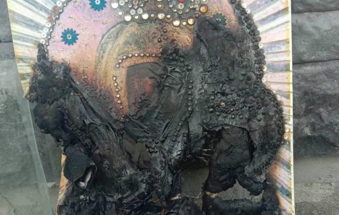 Шокуючі кадри: на Волині вандали спалили чудотворну ікону (фото)
