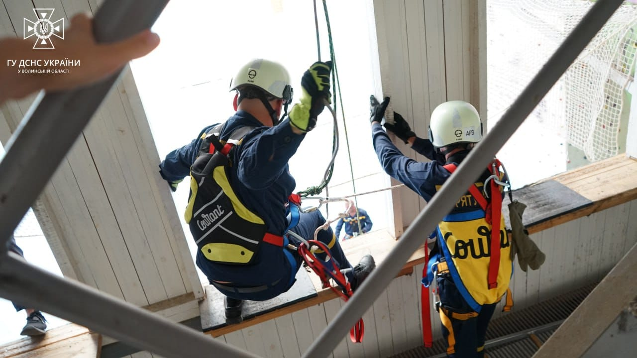 Спуск, підйом, евакуація: волинські рятувальники застосовували альпіністське спорядження (фото)