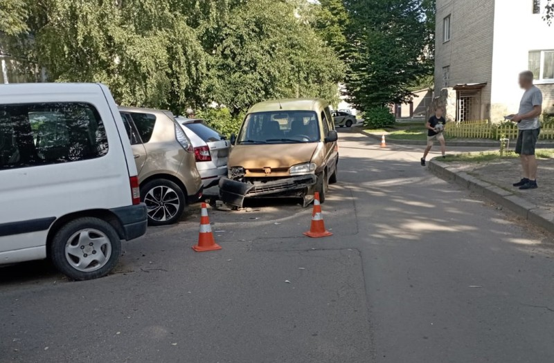 У Луцьку автомобіль збив жінку на тротуарі та розчовп припарковані іномарки
