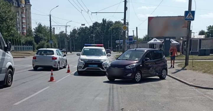Виїхав на «зустрічку»: у Луцьку в ДТП постраждали троє дітей (фото, відео)