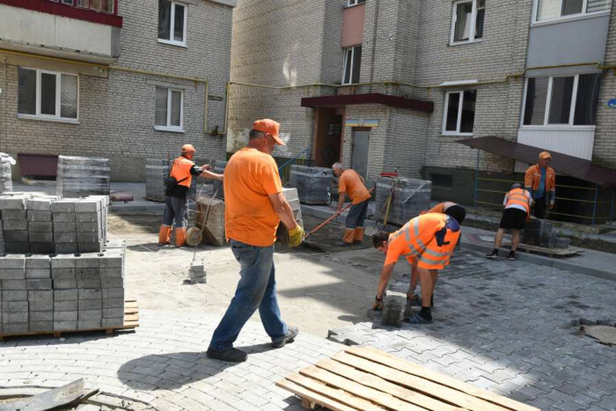 Ремонт прибудинкових територій у Луцьку орієнтовно обійдеться в 100 мільйонів